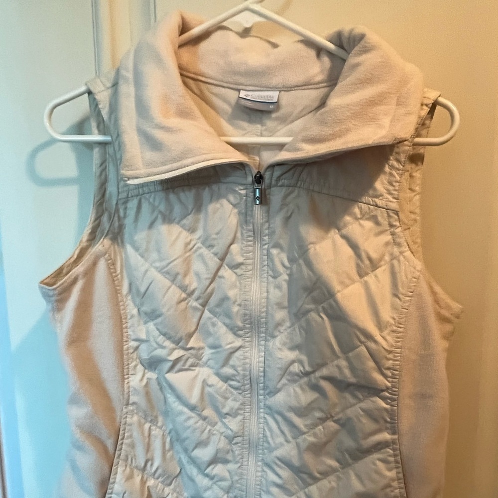 Columbia “mix it around” off white vest.